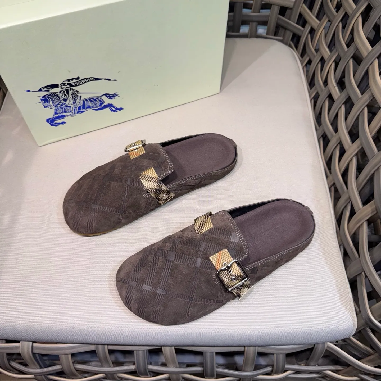 Men's Men's Shoes 💰360 [New Style] 🐝🐝Burberry New Burberry - Men's Checked Leather Urchin Half-Flop Sandal Made of soft suede cowhide and calfskin, these half-flop sandals feature an adjustable B-shaped buckle strap and are decorated with the signature sand-colored Burberry check in jacquard worsted. The upper wraps around the midsole and is paired with a sole made of the same upper material with an embossed logo on the heel and a wavy rubber outsole embellished with the Burberry lettering. Fashionable and casual! Comes with full set of original packaging dust bag! Code number: 39-40-41-42-43-44 standard code (38/45 can be customized and returns and exchanges are not supported)